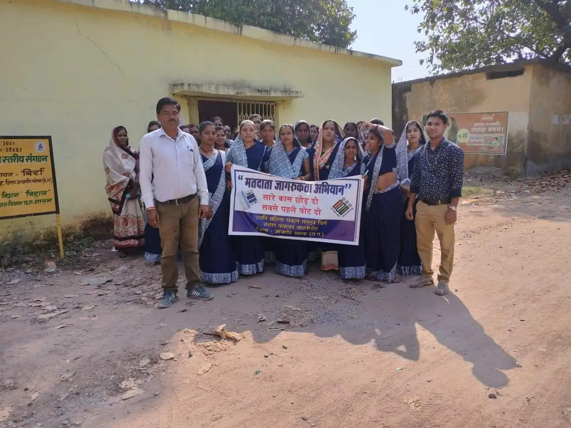 करवाचौथ पर महिलाओं ने मेहंदी लगाकर दिया मतदाता जागरूकता का संदेश