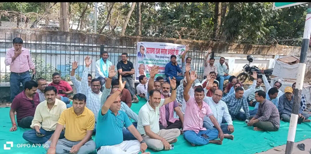 आंदोलन कर रहे मनरेगाकर्मियों की समस्याओं पर ध्यान नहीं दे रही सरकार