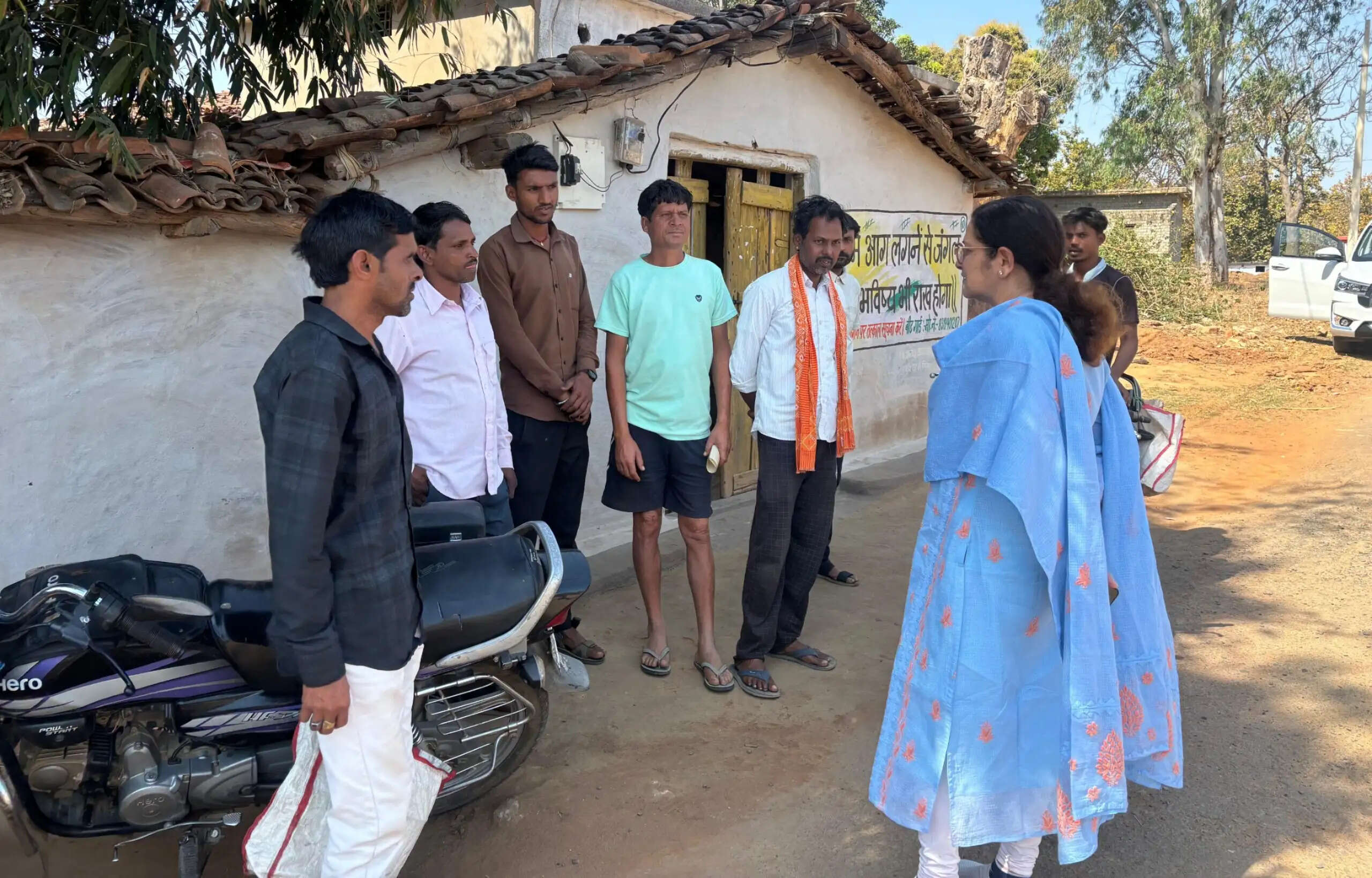 कोरिया : पगडंडी से पहुंची कलेक्टर, गांव की आवाज सुनकर विकास की राह को दी नई दिशा