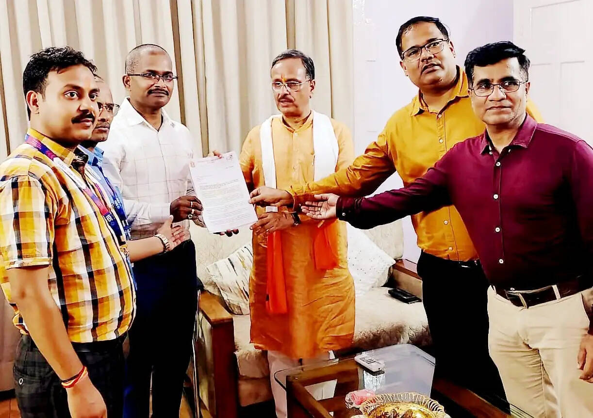राज्यसभा सांसद व पूर्व उपमुख्यमंत्री डॉ. दिनेश शर्मा को स्टेट बैंक कर्मचारियों ने सौंपा ज्ञापन