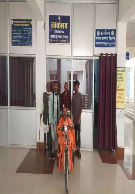 बलरामपुर : सुशासन तिहार अंतर्गत दिव्यांग अजेश, शत्रुधन एवं राजकुमार को मिला ट्रायसायकल