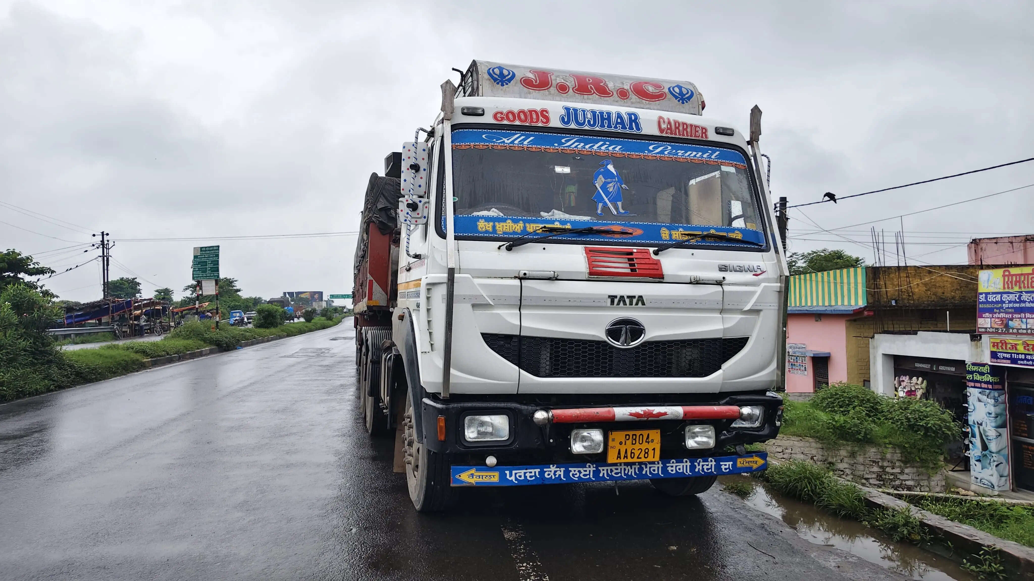 स्टेयरिंग फेल होने से बेकाबू ट्रक ने सीटी रिक्शा को मारी टक्कर, तीन घायल