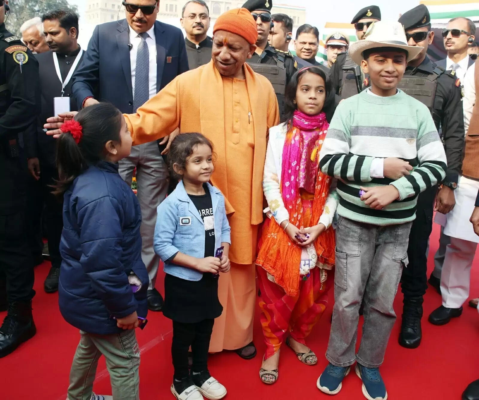 सीएम योगी का बाल प्रेम : सीएम योगी के पास पहुंच कर बालहठ के साथ निश्छल मन से अपनी बात रखते हैं बच्चे