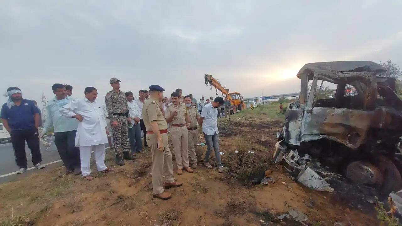 राजस्थान के दौसा में दिल्ली-मुंबई एक्सप्रेस-वे पर ट्रक से टकराई बस, सात की मौत