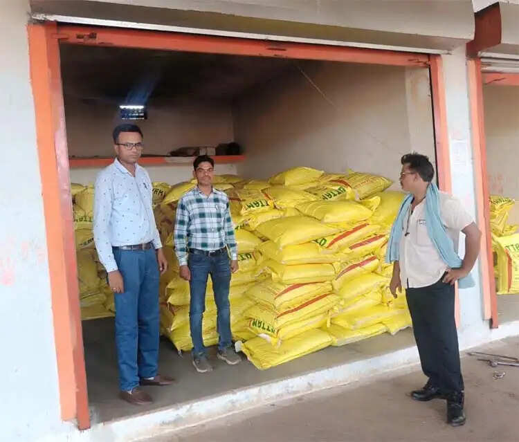 बेमेतरा में 585 बोरी उर्वरक जब्त, गाेदाम सील