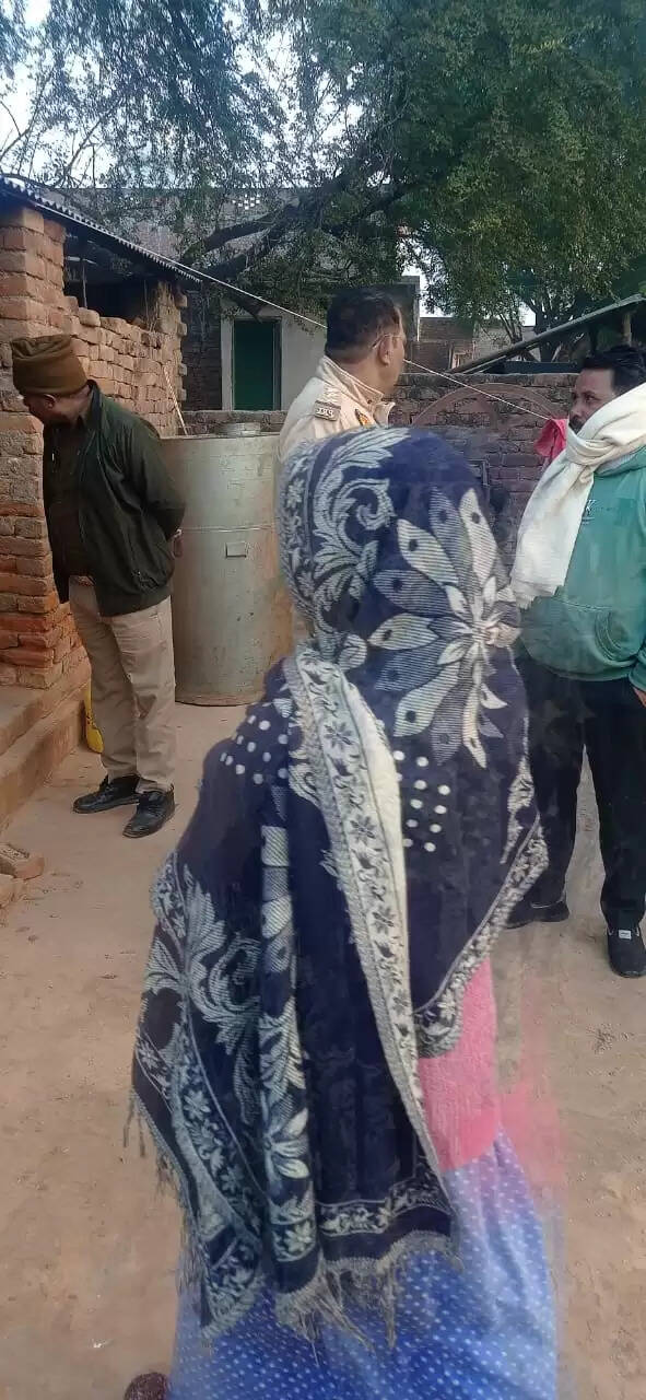 फांसी पर लटका मिला बालिका का शव, घर में मचा कोहराम