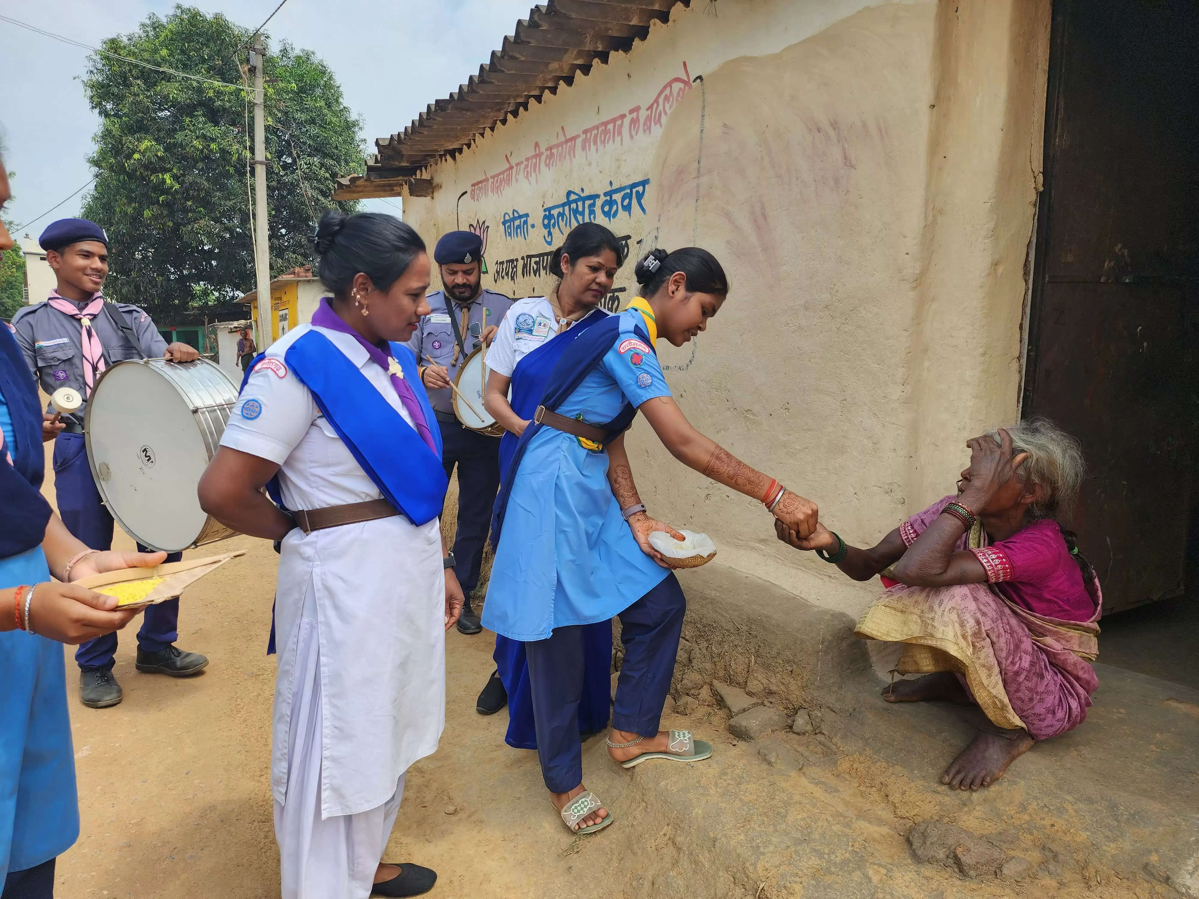 कोरबा: स्काउट- गाइड : बैंड बाजे के बीच पीला चावल देकर मतदान के लिए कर रहे आमंत्रित