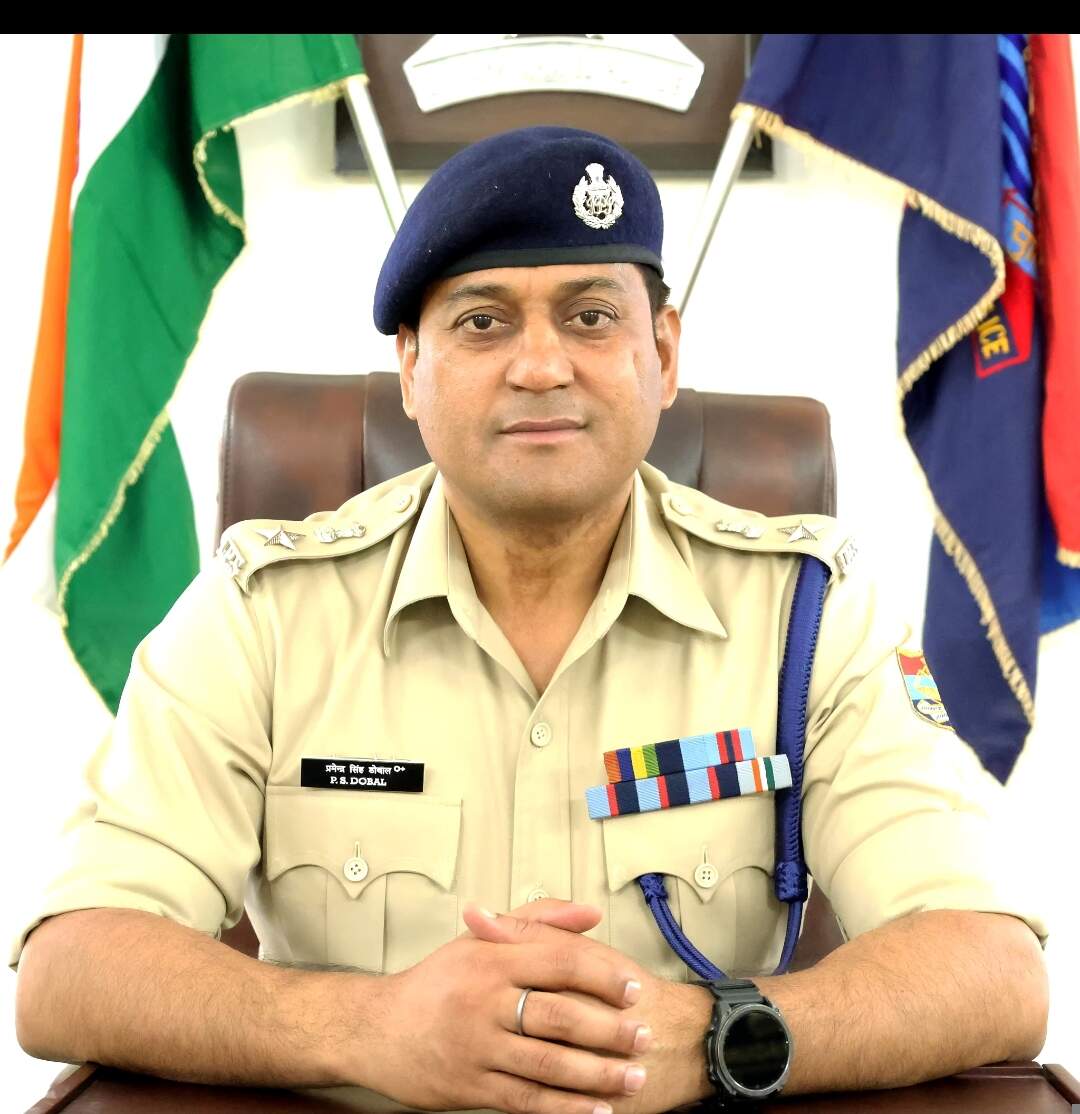 लापरवाही पर चौकी प्रभारी सहित 12 पुलिसकर्मी निलंबित