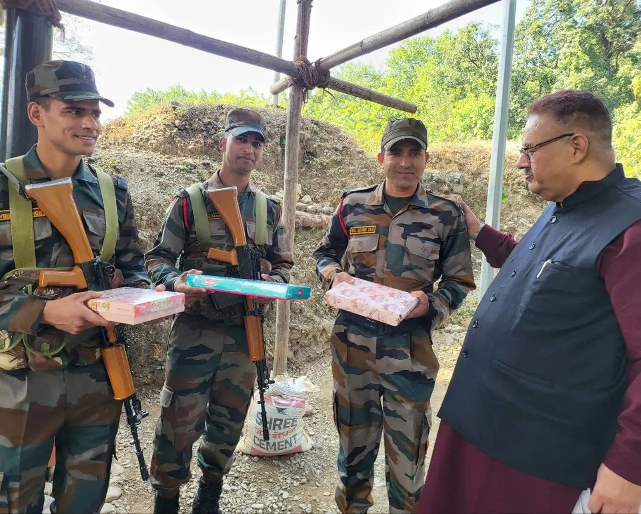 सैनिक कल्याण मंत्री ने गढ़वाल राइफल्स के जवानों और अग्निवीरों के साथ मनाई दीपावली