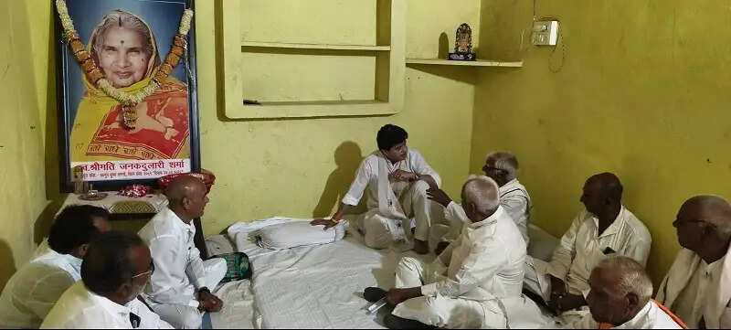 अशोकनगरः केंद्रीय मंत्री सिंधिया ने पूर्व विधायक स्व यादव के निधन होने पर दी श्रद्धांजलि