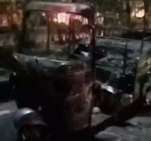 गुरुग्राम: चलते सीएनजी ऑटो में भीषण आग, चालक जिंदा जला