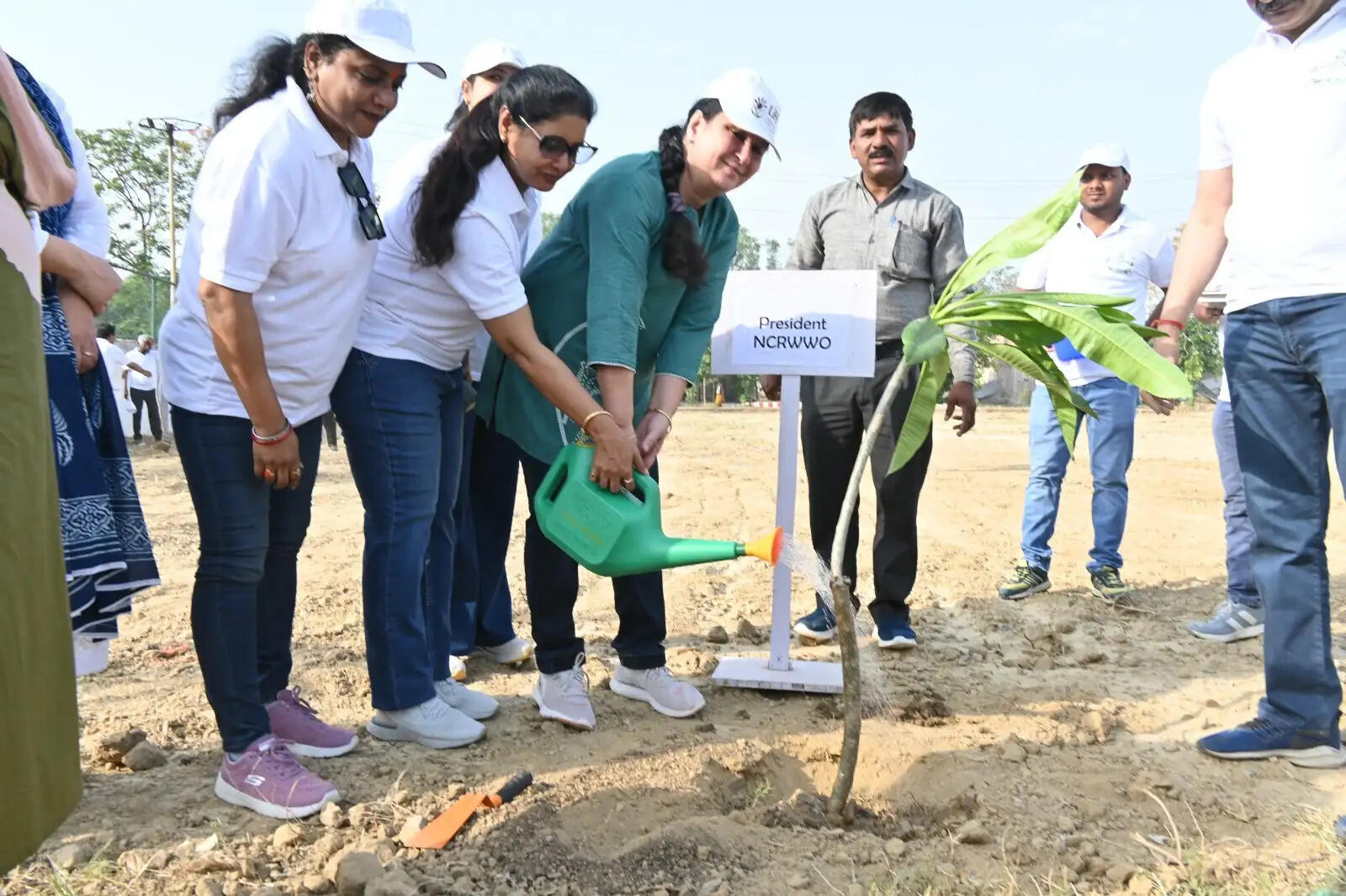 उत्तर मध्य रेलवे मुख्यालय में विश्व पर्यावरण दिवस पखवाड़े पर पर्यावरण जागरूकता साइकिल रैली व पौधरोपण