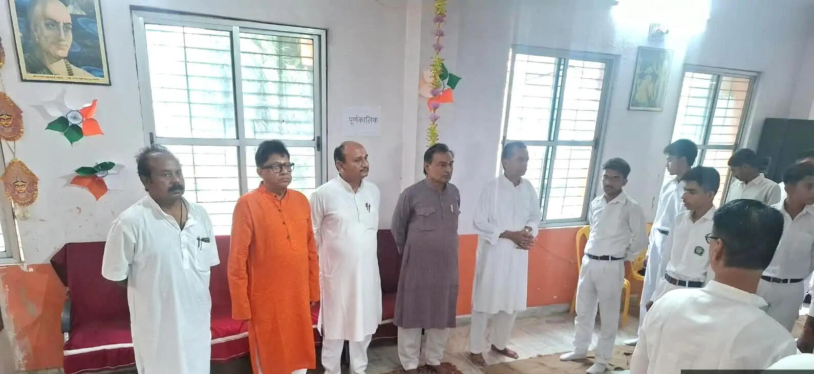 वंदे मातरम् के सामूहिक गायन से गूंजा सरस्वती विद्या मंदिर
