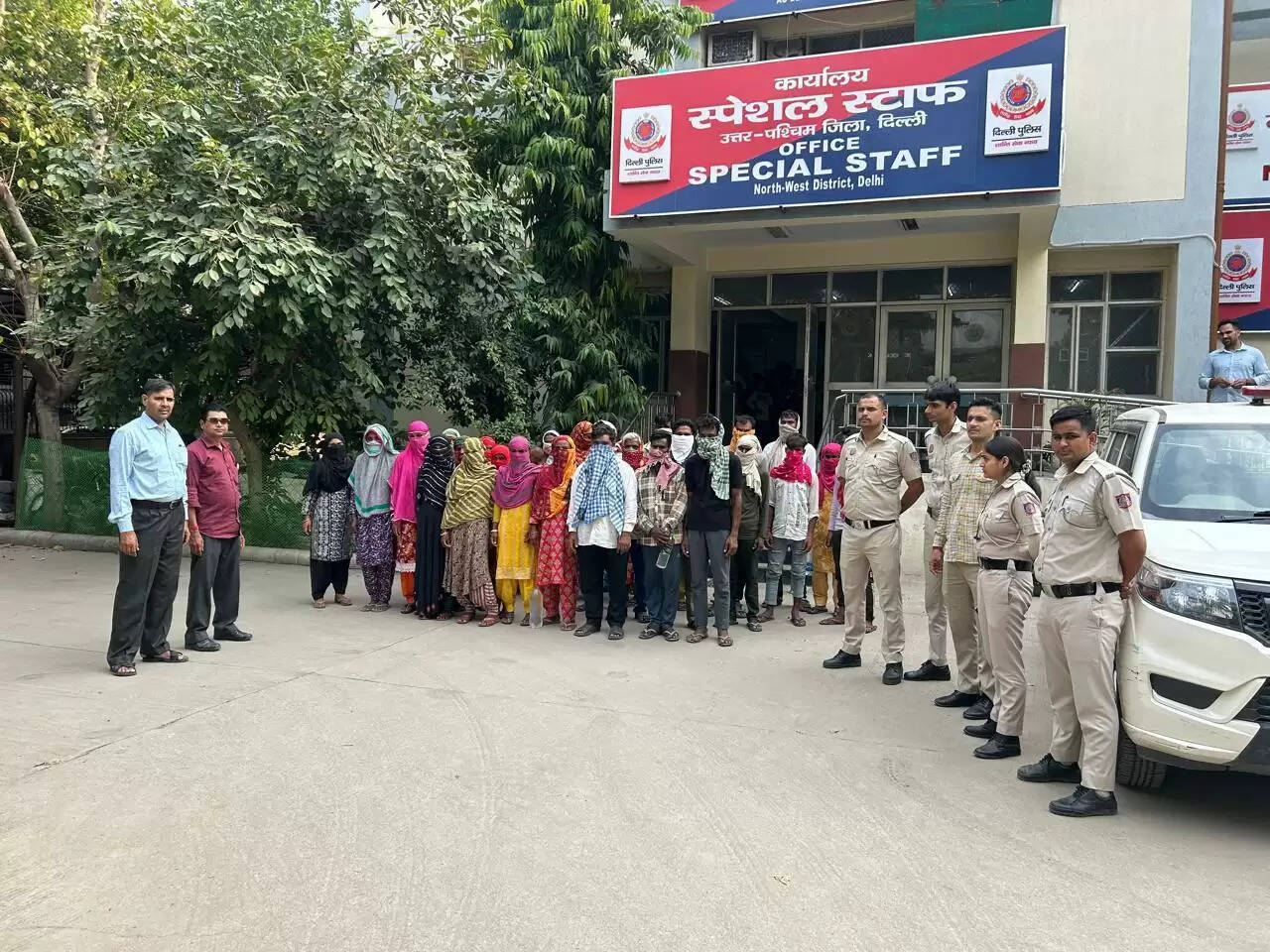 वज़ीरपुर और आजादपुर मंडी क्षेत्र से 66 अवैध बांग्लादेशी नागरिक गिरफ्तार