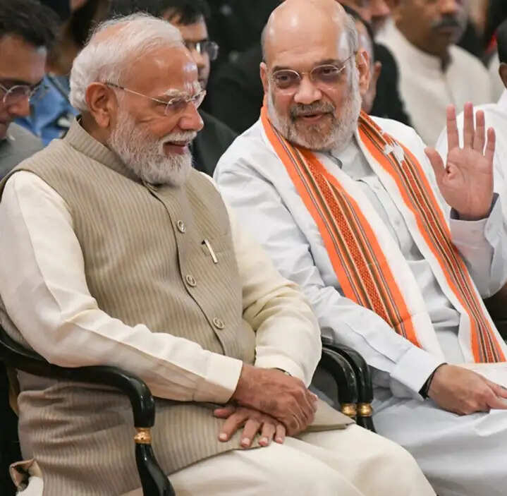 प्रधानमंत्री मोदी की जनसेवा के 25 वर्ष पूरे, अमित शाह और सिक्किम के मुख्यमंत्री तमांग ने दी बधाई