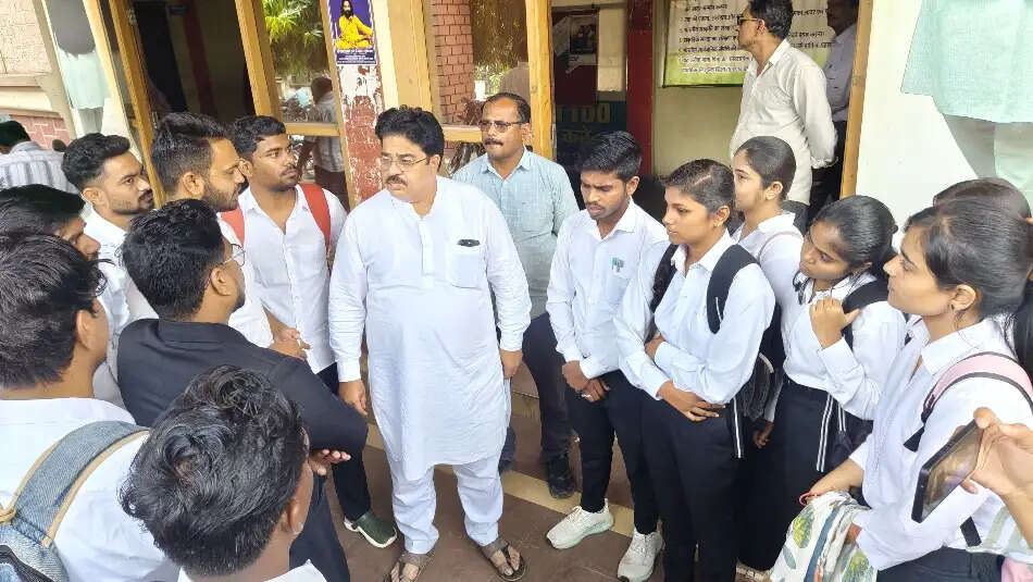 पीजी काॅलेज के छह विधि प्राध्यापकों को कुरूद भेजने के आदेश से भड़के विद्यार्थी