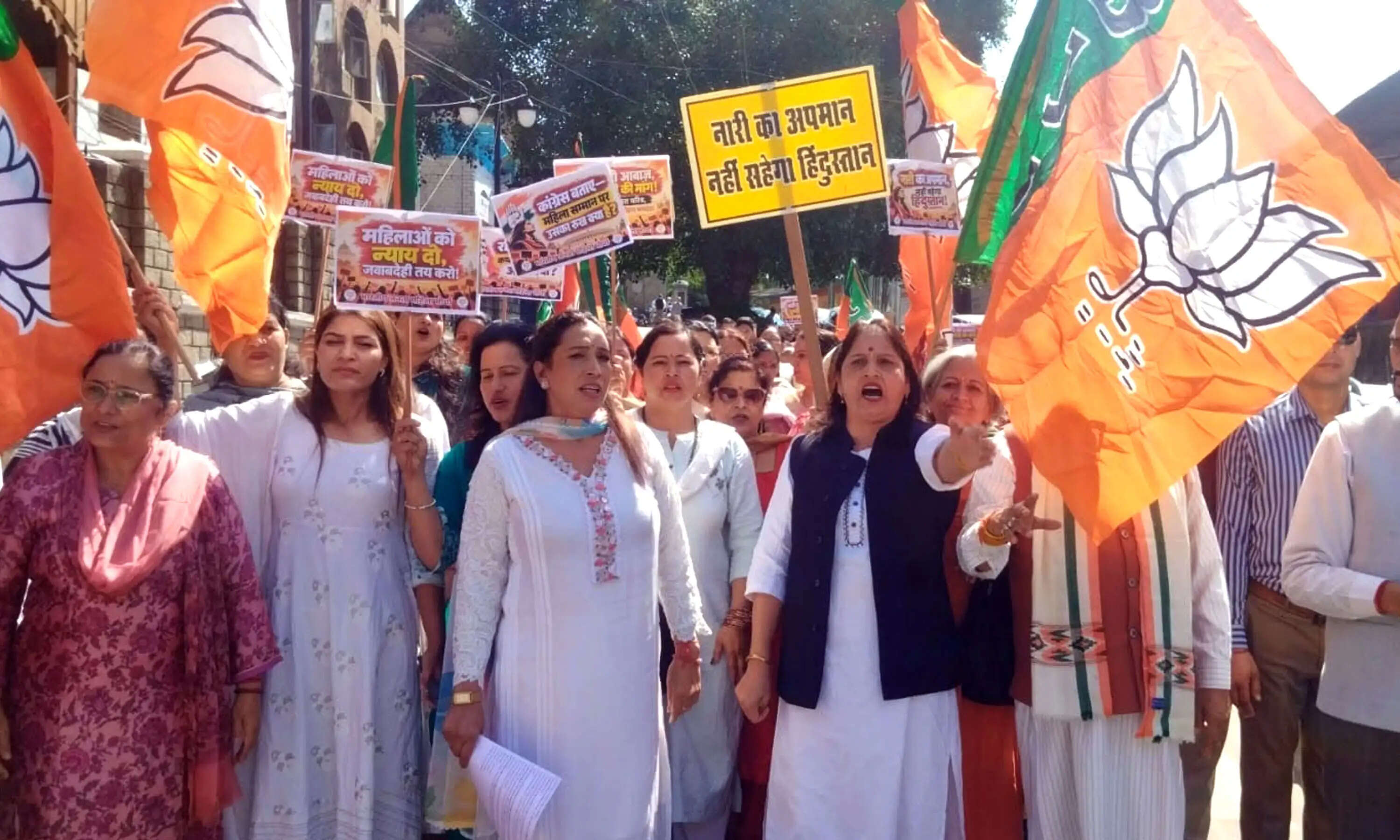 मंडी में भाजपा महिला मोर्चा ने कांग्रेस के खिलाफ किया धरना- प्रदर्शन, राहुल गांधी का फूंका पुतला