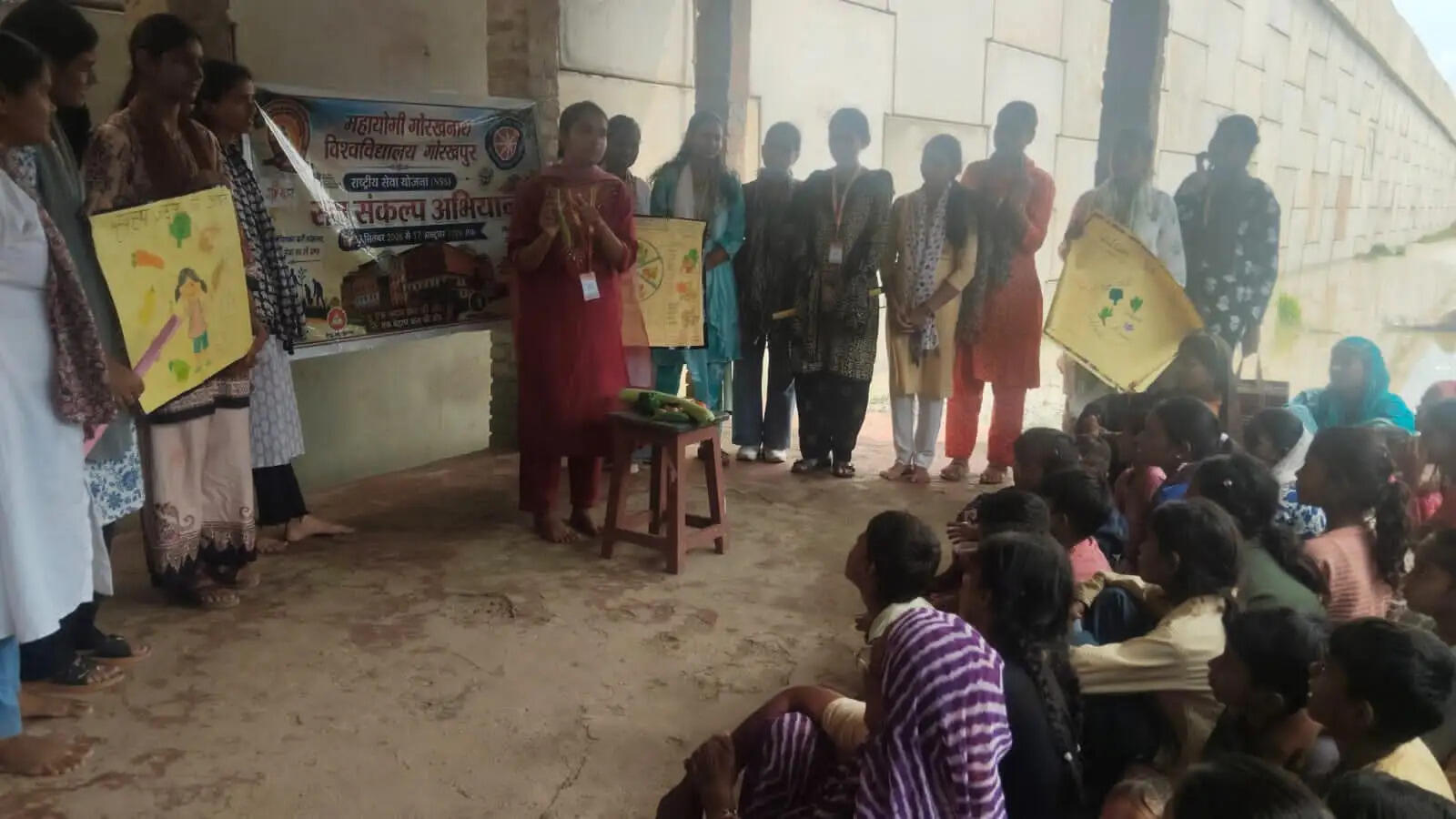 कैम्पियरगंज में एसपी उत्तरी ने किया पैदल गश्त, सुरक्षा व्यवस्था का लिया जायजा