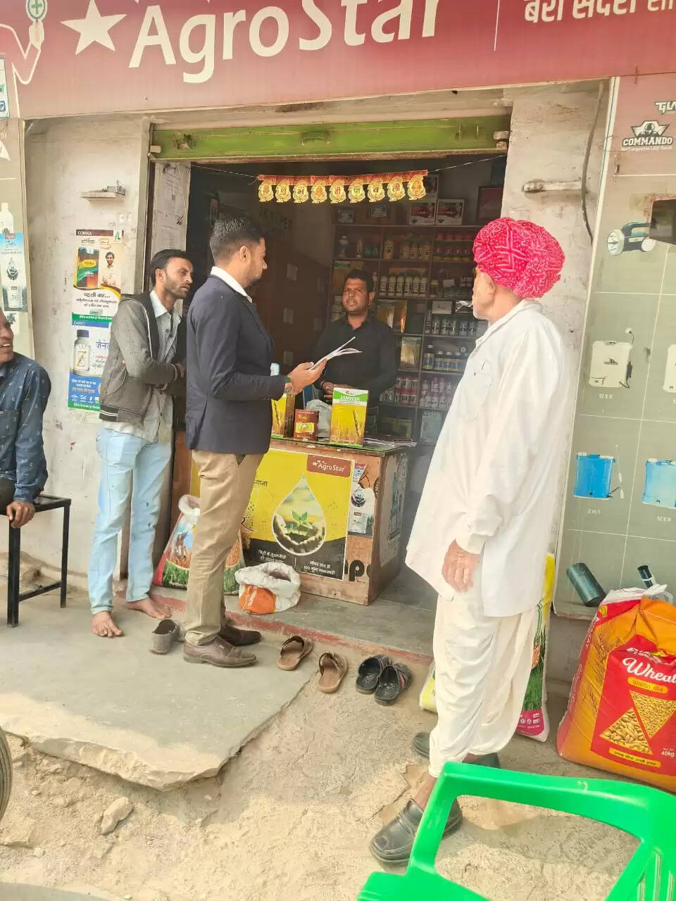 काला बाजारी की आशंका पर गोदाम सील, एक दिन पहले फर्म को दिए थे यूरिया के 670 बैग, नोटिस किया चस्पा