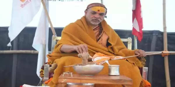 सारी रात शंकराचार्य स्वामी अविमुक्तेश्वरानंद रहे शिविर के बाहर, पालकी पर ही किया दंड तर्पण