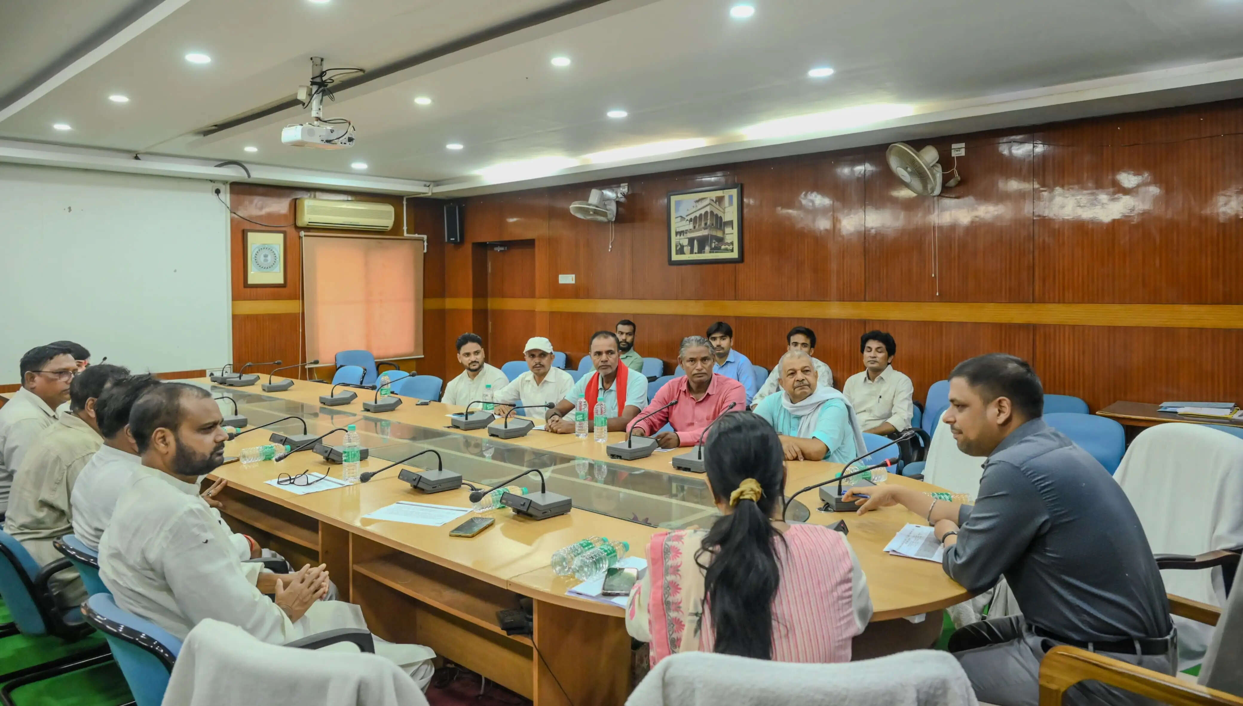 मतदाता सूची विशेष पुनरीक्षण को लेकर उपायुक्त ने की राजनीतिक दलों के साथ बैठक