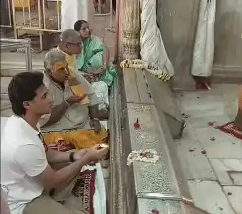 आईपीएल मुकाबले से पहले अभिषेक शर्मा ने जयपुर में मां संग किए गोविंद देव जी के दर्शन