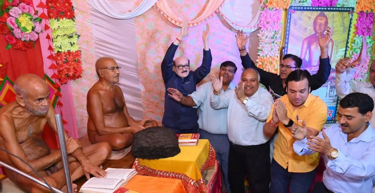 बहिरात्मा से परमात्मा बनने की यात्रा सिखाता है : सहज सागर महाराज