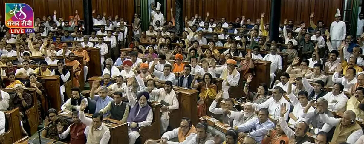 लोकसभा में विपक्ष का अविश्वास प्रस्ताव गिरा, कांग्रेस के नेता सदन का हुआ निलंबन