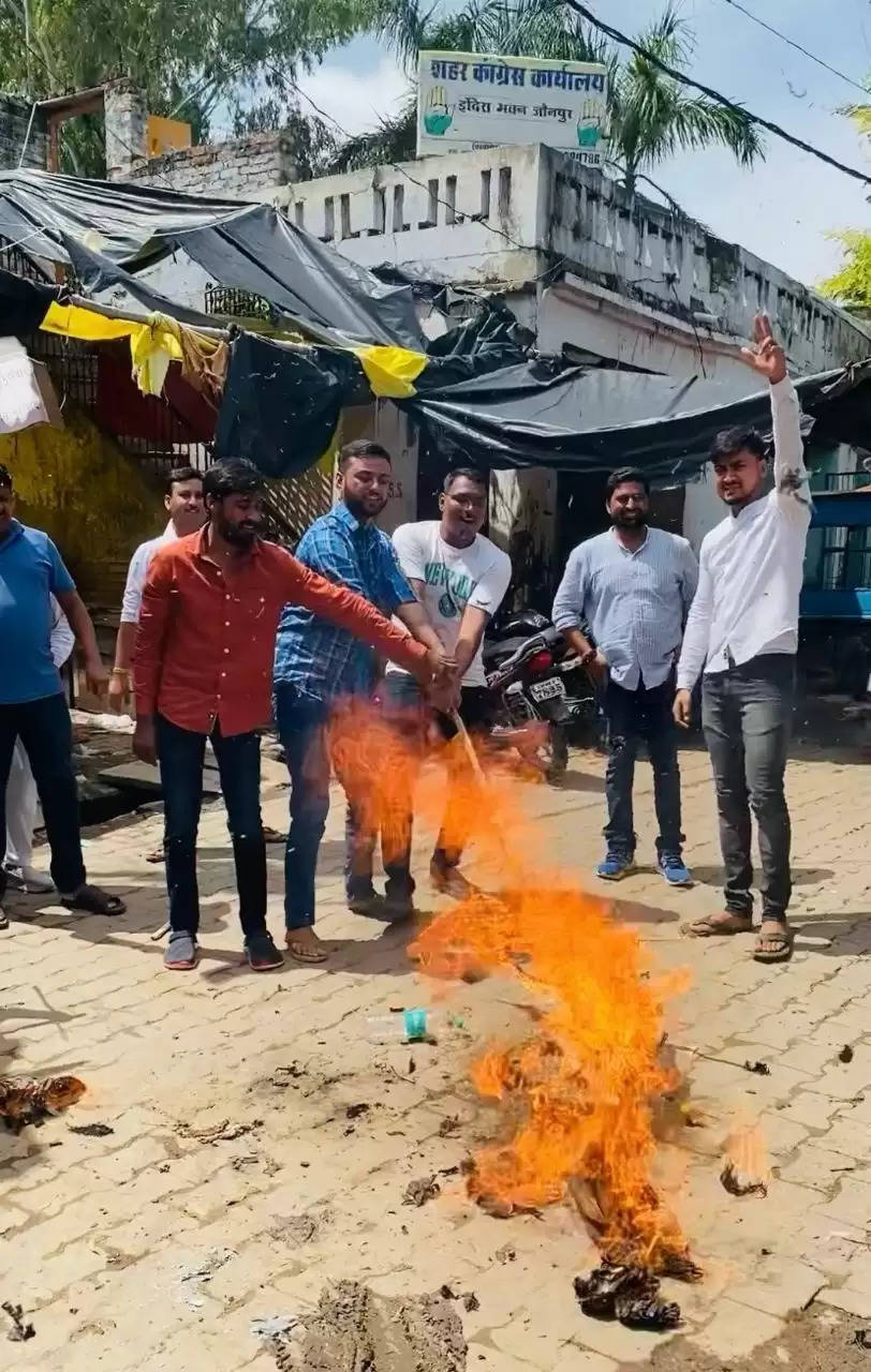 कांग्रेसियों ने अनुराग ठाकुर का पुतला फूंका