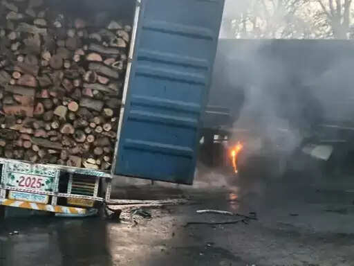 पलवल:ट्रकों की टक्कर से लगी भीषण आग, सात घंटे बंद रहा सोहना मार्ग