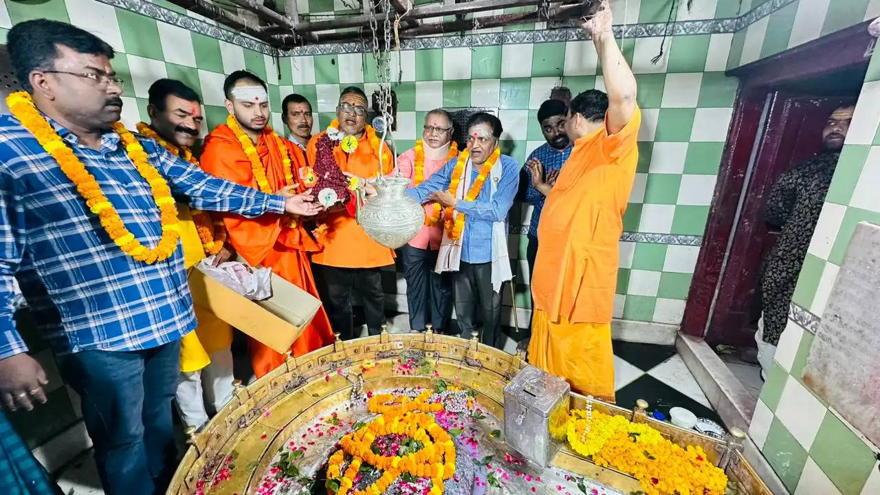 गौरी केदारेश्वर मन्दिर में पूजित रुद्राक्ष मुकुट ज्योतिर्मठ शंकराचार्य को होगा समर्पित