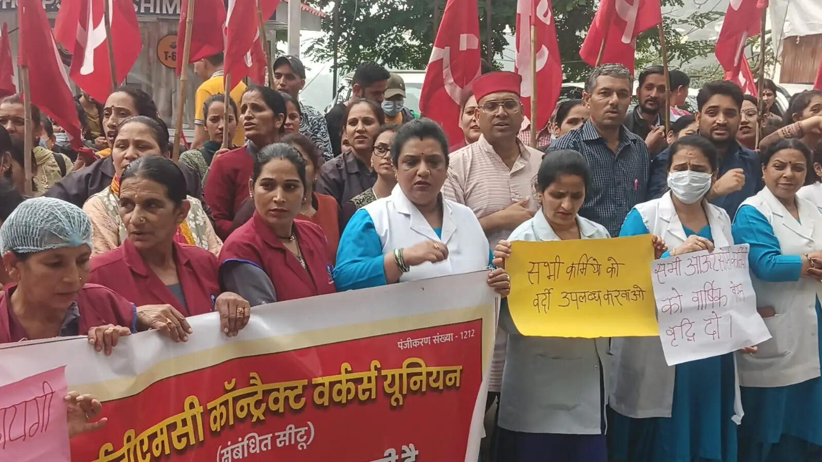 आईजीएमसी में आउटसोर्स कर्मियों का प्रदर्शन, 24 अगस्त को एक दिन की हड़ताल का ऐलान