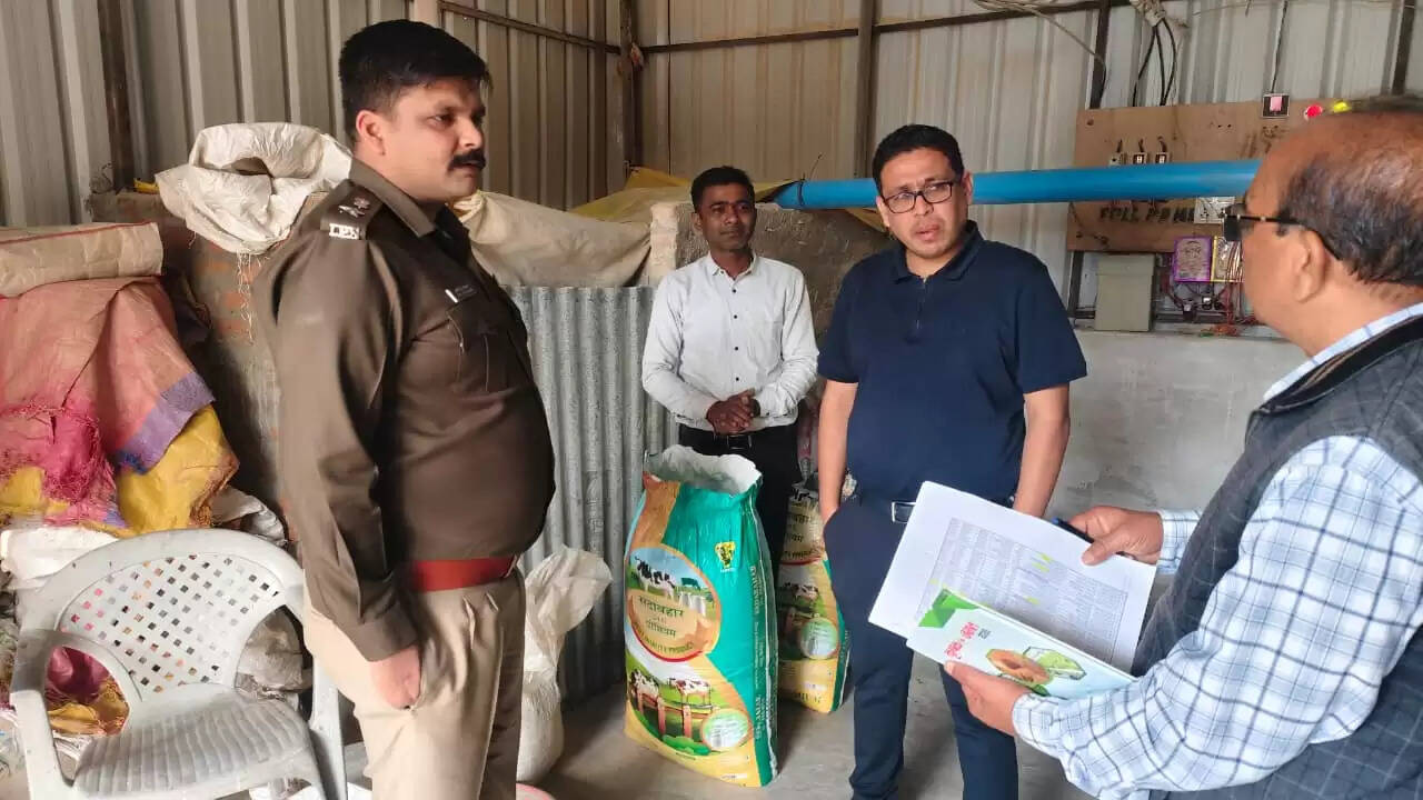 अनूपपुर: कोदो प्रोसेसिंग यूनिट का&nbsp;कलेक्टर एवं पुलिस अधीक्षक ने किया निरीक्षण