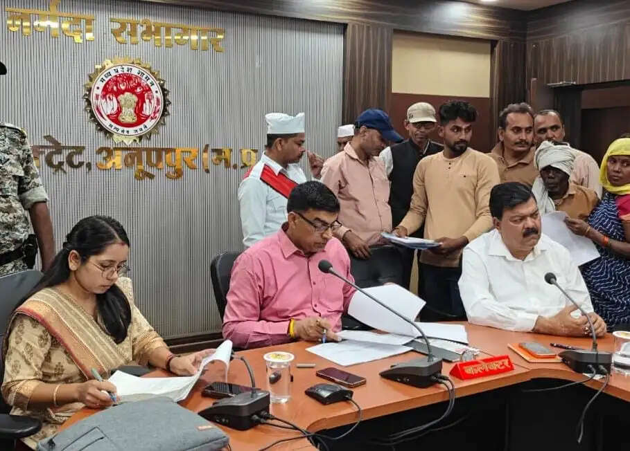 अनूपपुर: वन भूमि को राजस्व में समाहित कर अधिकार की मांग लेकर कलेक्ट्रेट पहुंचे 40 से अधिक ग्रामीण