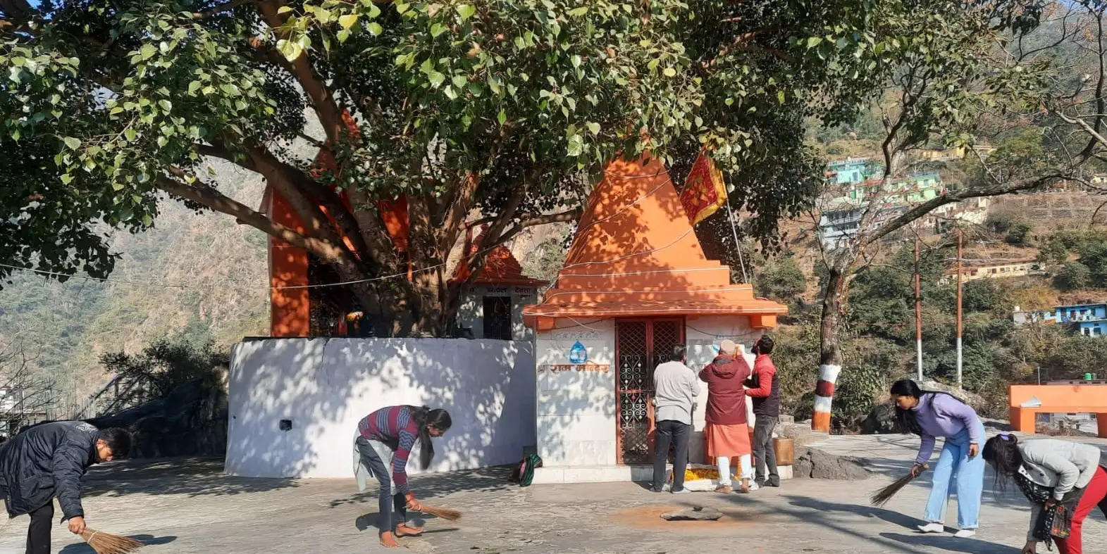 छात्रों ने कर्ण मंदिर में चलाया स्वच्छता अभियान