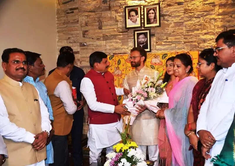 मप्रः मुख्यमंत्री बुरहानपुर में शादी समारोह में हुए शामिल, नव दम्पति को दिया आशीर्वाद