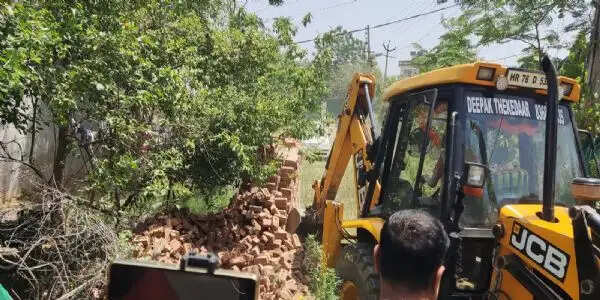 गुरुग्राम पुलिस ने कौशल गैंग के गुर्गाें के अवैध कब्जों पर चलाया बुल्डोजर