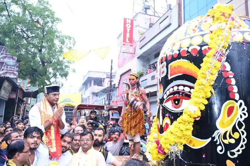 भोपालः ‘हर हर महादेव’ के जयघोष से गूंजा नरेला, मंत्री सारंग की अगुवाई में निकली बाबा महाकाल की भव्य शाही सवारी