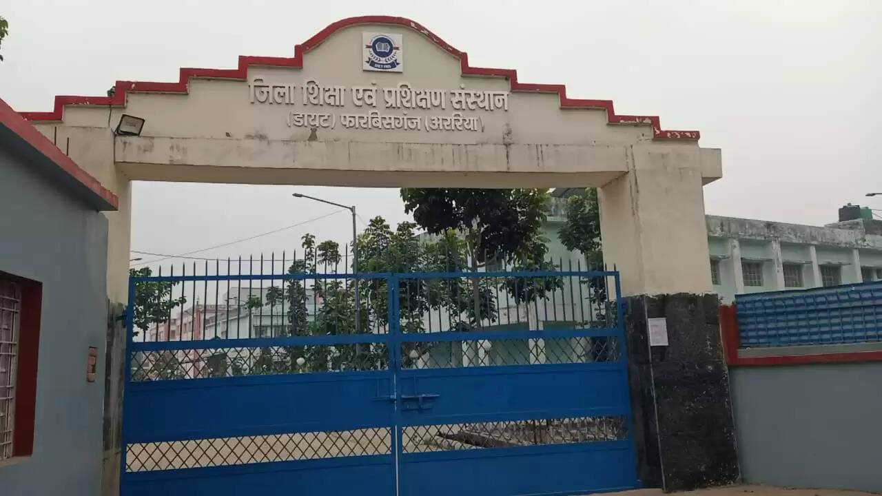 शिष्टाचार का पाठ पढ़ाने वाले शिक्षक का अशिष्ट आचरण सीसीटीवी में हुआ कैद