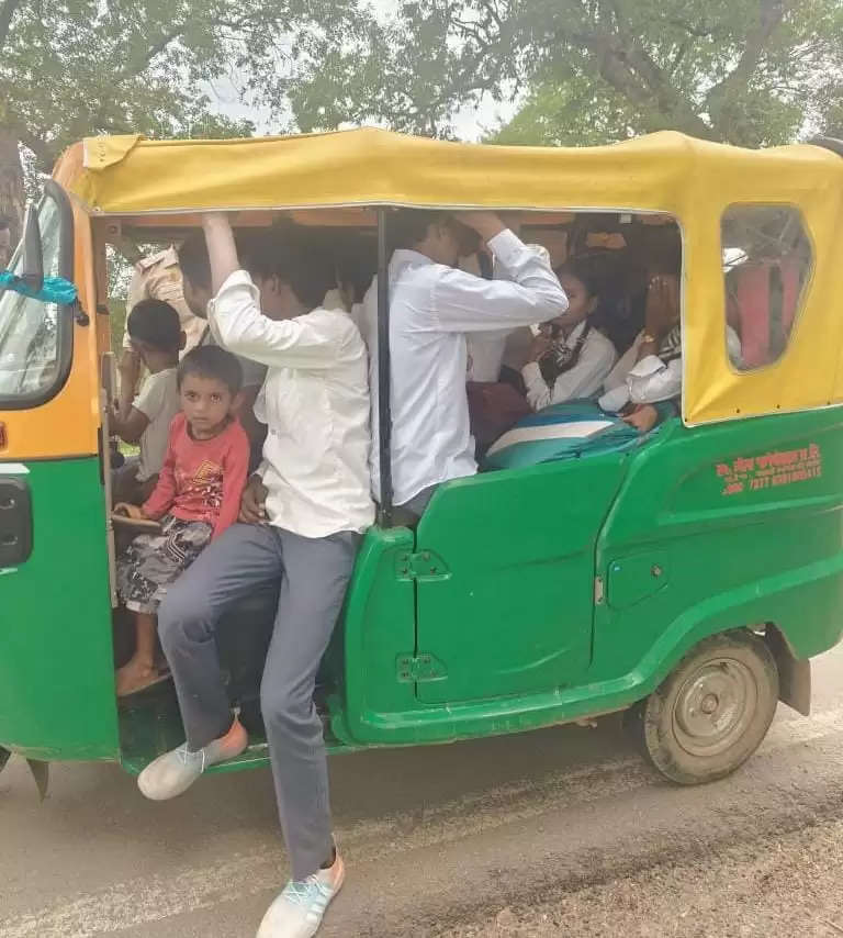 यातायात पुलिस ने छात्रों की सुरक्षा के लिए चलाया वाहन जांच अभियान