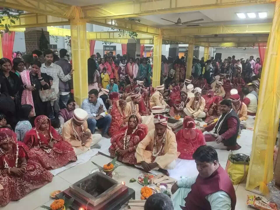 परिणय सूत्र में बंधे 51 जोड़ें, निकली बारात, सजी डोली