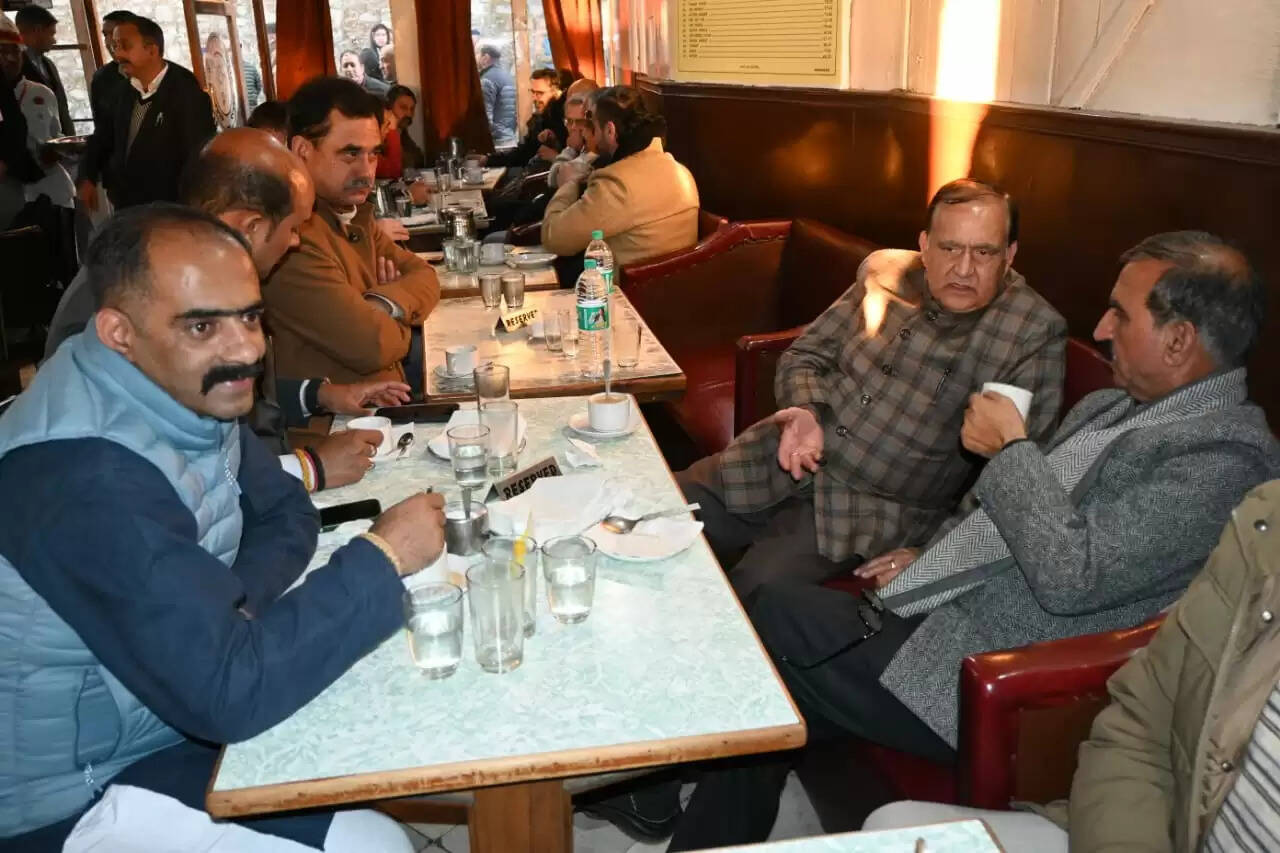 मंत्रियों संग इंडियन कॉफी हॉउस पहुंचे सीएम सुक्खू, मॉल रोड पर पर्यटकों से की बात