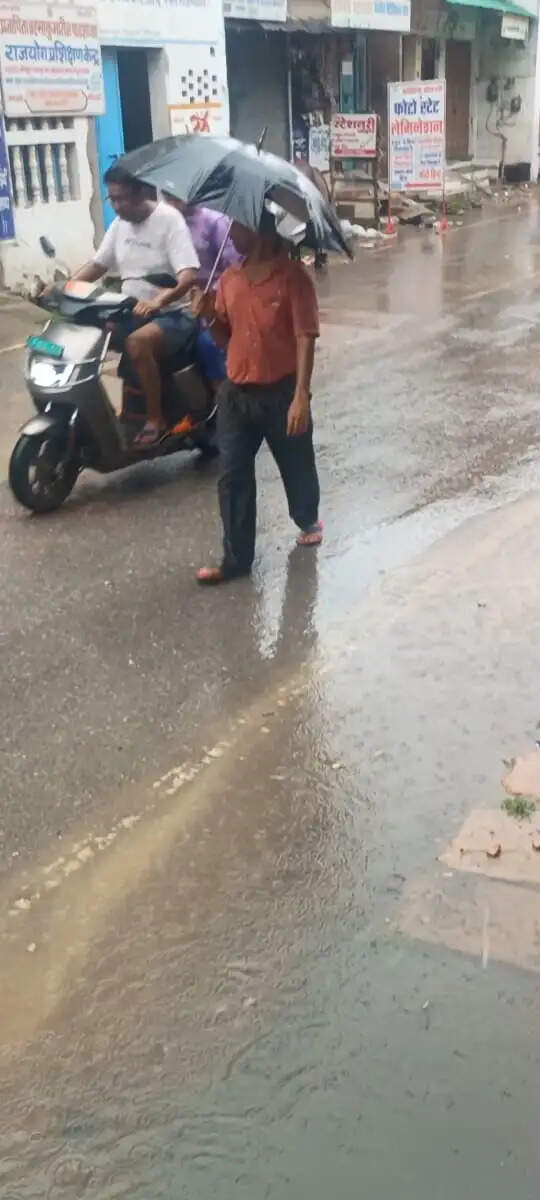 जौनपुर में सुबह से रुक-रुककर बारिश, तापमान गिरा