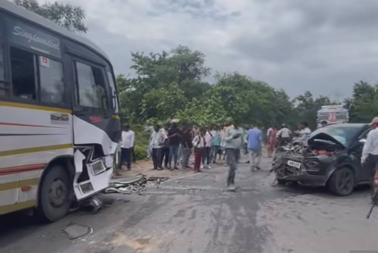 एनएच-22 पर बस और कार की टक्कर में तीन गंभीर