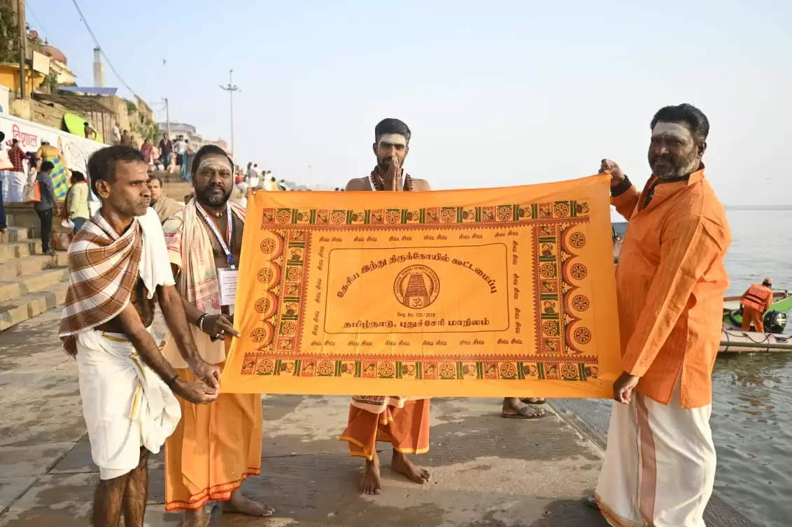तमिलनाडु से आये दूसरे जत्थे ने गंगा स्नान कर चक्रलिंगेश्वर मंदिर में दर्शन-पूजन किया