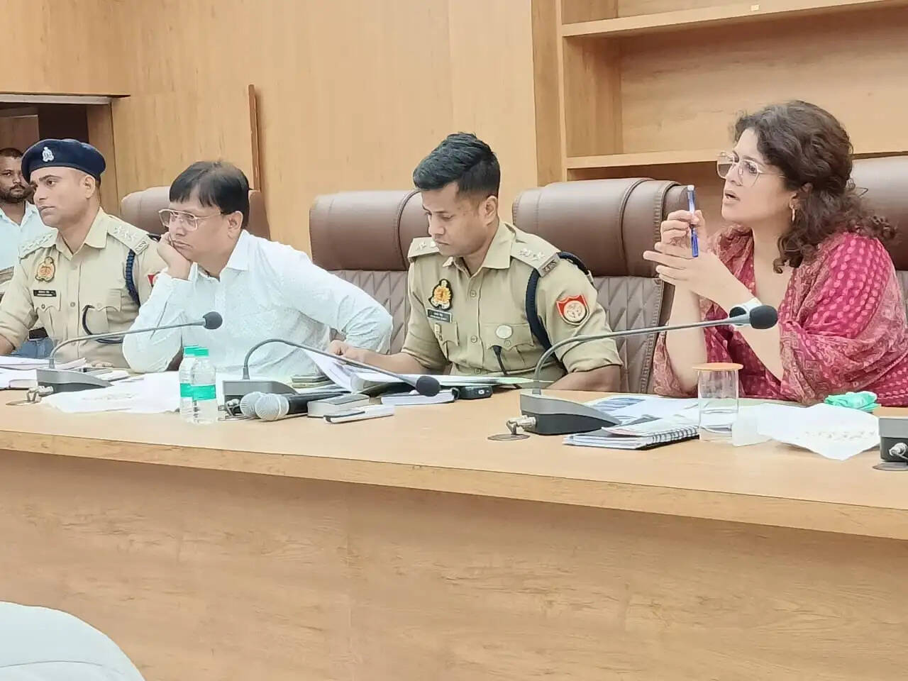 जिलाधिकारी ने स्कूल वाहनों की जांच और फिटनेस को लेकर की बैठक, दिए निर्देश