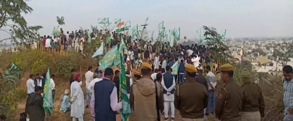 अरावली बचाओ आंदोलन: दौसा में डाक बंगले पर ताला देख भड़के कांग्रेसी, कई जिलों में पैदल मार्च और विरोध