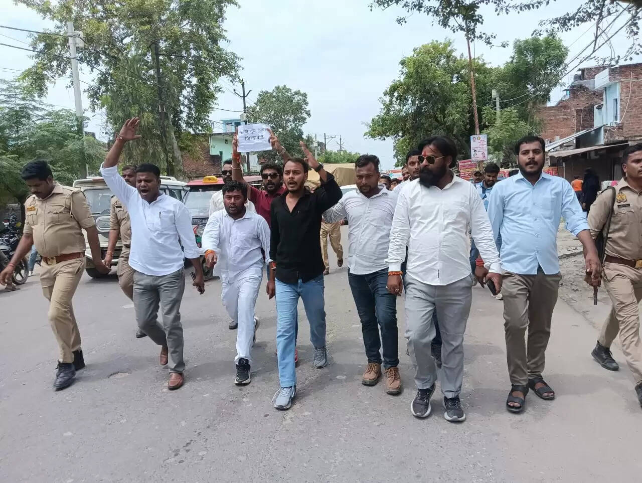 अमेठी में यूथ कांग्रेस का धरना-प्रदर्शन, मंत्री दिनेश प्रताप सिंह का पुतला दहन