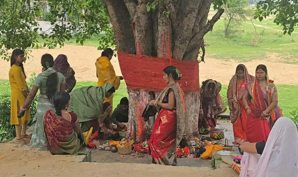 अपनी सुहाग की रक्षा को लेकर सुहागिनों ने की वट वृक्ष की पूजा
