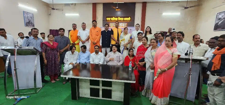 कलेक्टर ने धमतरी निगम के आठ मनोनीत पार्षदों को दिलाई शपथ